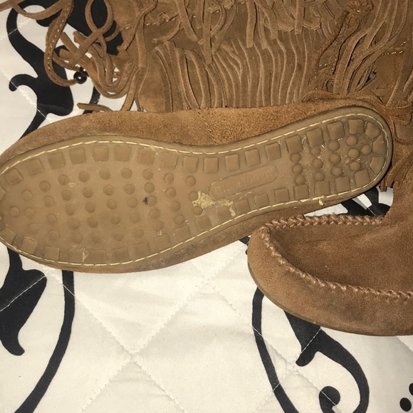 ✨ Minnetonka 2 Tier Fringe Boots - Picture 2 of 7